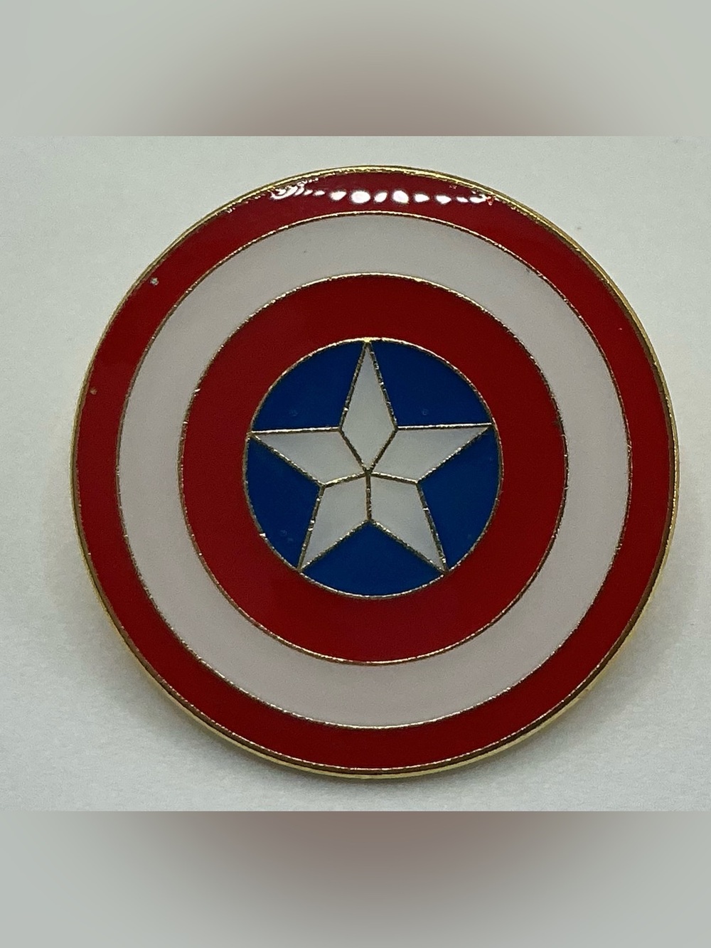 DISNEY MARVEL GOLD LIMITED EDITION SHANGHAI RESORT CAPTIAN AMERICA SHIELD PIN
